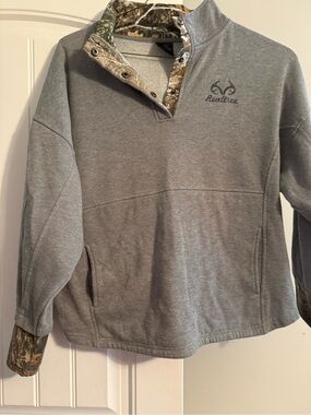 Realtree woman’s Gray Pullover Sweater - Realtree Logo